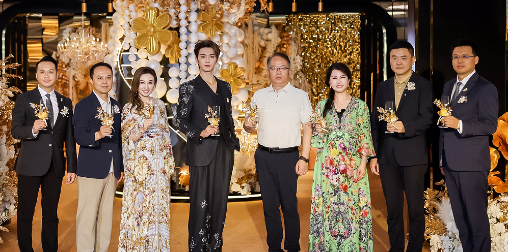 冰球突破MALL·世贸携金至尊代言人许凯引爆时尚热潮